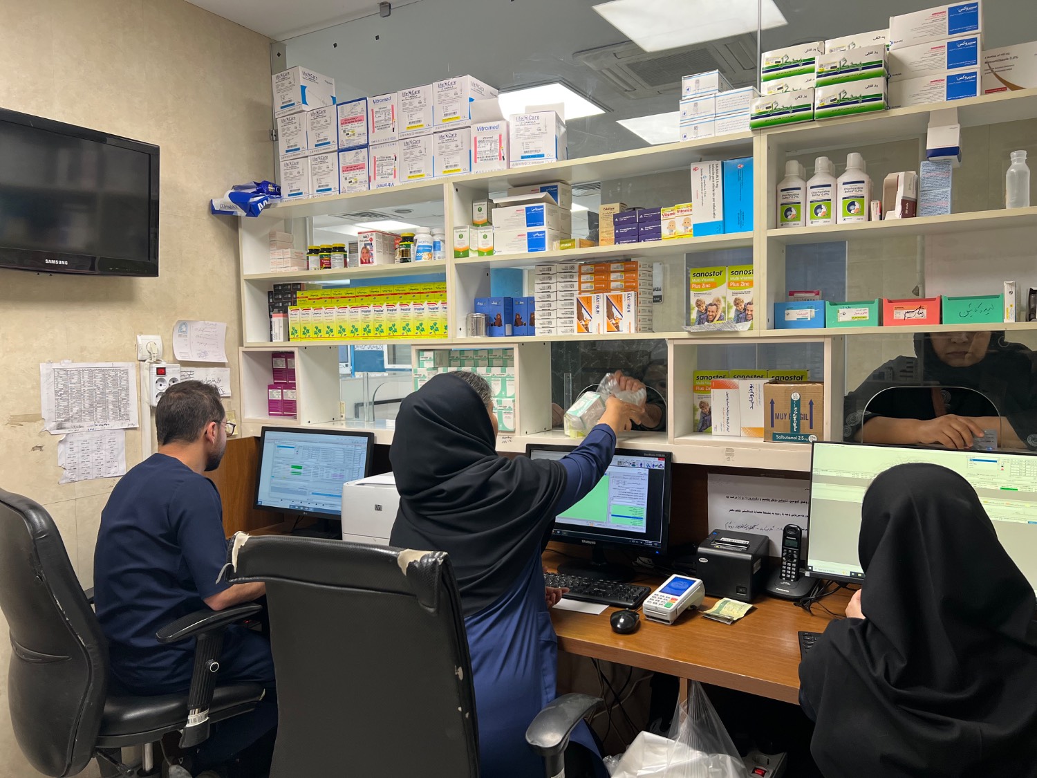 حماسه حضور؛ تجلی خدمت و ایثار در سنگر سلامت داروخانه بیمارستان فیروزآبادی 